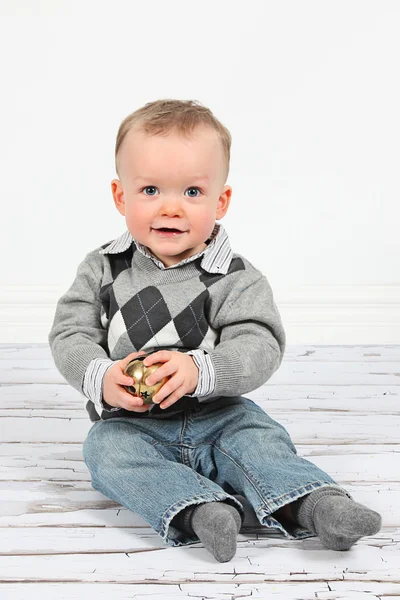 Мальчик с золотым мячом — стоковое фото