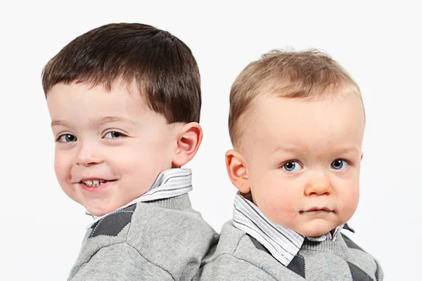Dwa Cute chłopców uśmiechający się — Zdjęcie stockowe