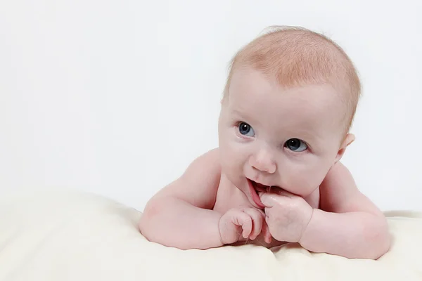 Barnet sätter fingrarna i munnen — Stockfoto