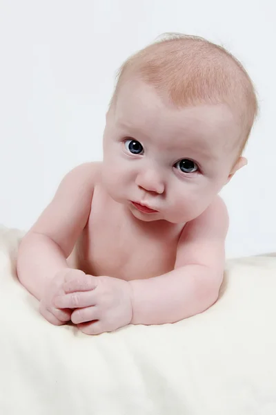 Pequena menina no fundo branco — Fotografia de Stock