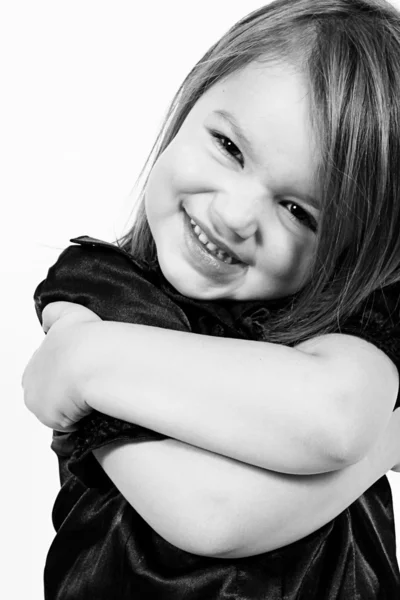 Petite fille se serrant dans ses bras — Photo