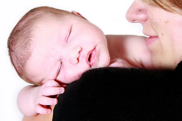 Sleeping baby on mothers shoulder — Stock Photo, Image