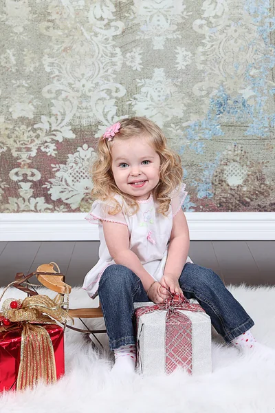 Niña con cajas de regalo —  Fotos de Stock