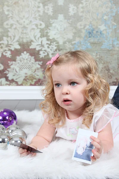 Little Girl holding photos — Stock Photo, Image