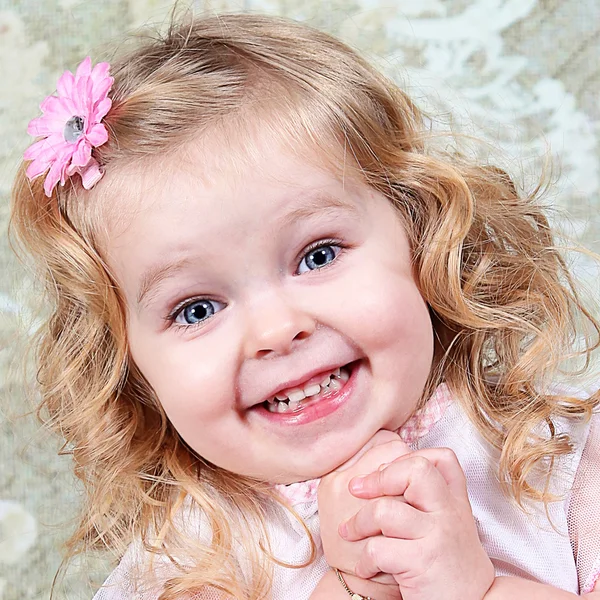 Hermosa niña posando — Foto de Stock