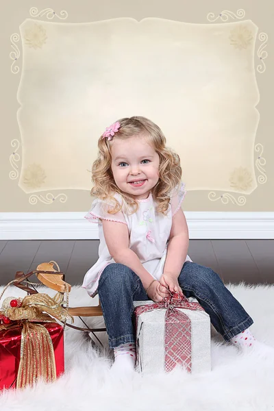 Lille pige med gaveæsker - Stock-foto