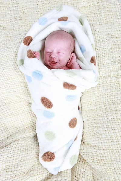 Nyfödda baby gråter — Stockfoto