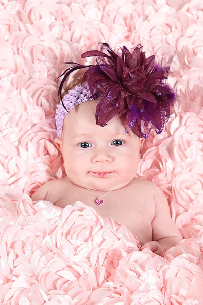 Pasgeboren baby op rose deken — Stockfoto
