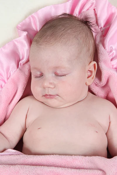 Pequeño bebé durmiendo en manta rosa —  Fotos de Stock