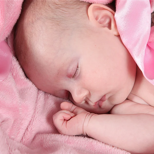 Pequeño bebé durmiendo en manta rosa —  Fotos de Stock