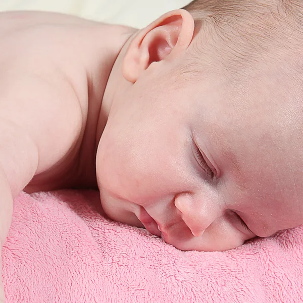 Dolce bambino addormentato sulla coperta — Foto Stock