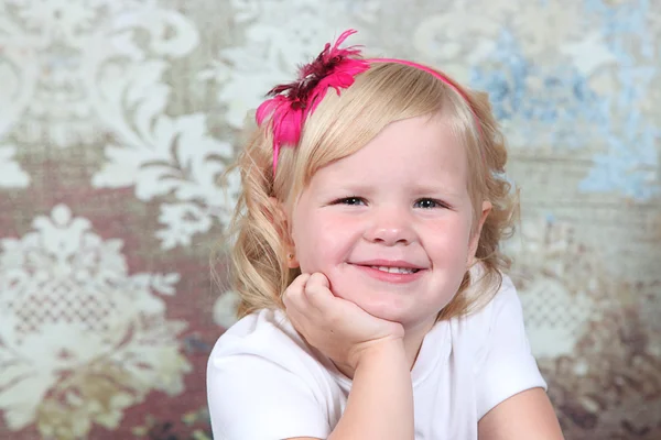 Niña posando en estudio — Foto de Stock