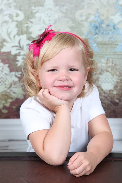 Klein meisje poseren in studio — Stockfoto