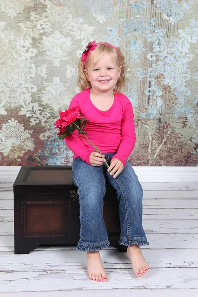 Little Girl sitting on vintage chest — Stock Photo, Image