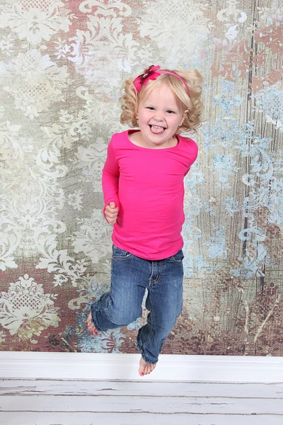 스튜디오에서 점프 하는 어린 소녀 — 스톡 사진