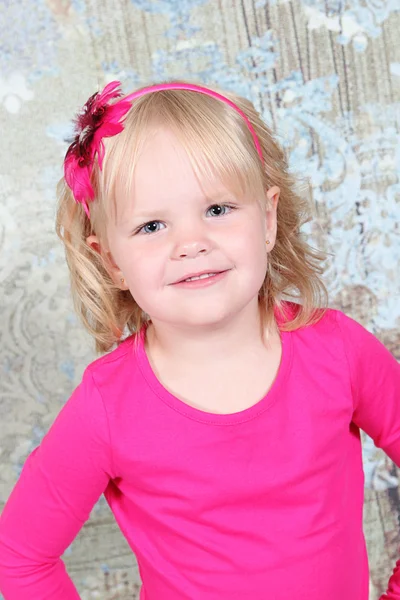 Niña posando en estudio — Foto de Stock