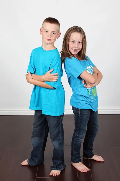 Брат-близнец и сестра — стоковое фото
