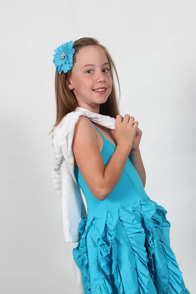 Κοριτσάκι που φοράει φόρεμα στο στούντιο — Φωτογραφία Αρχείου