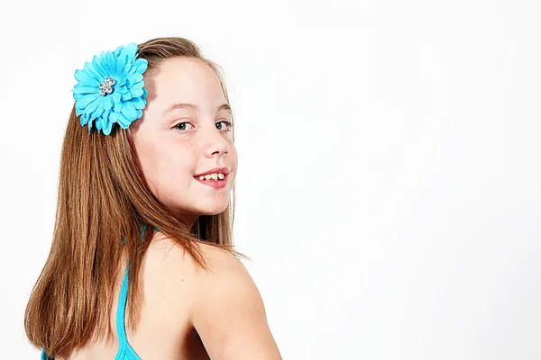 Giovane ragazza con fiore in capelli — Foto Stock