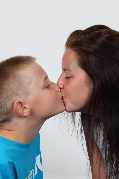 Mãe e filho beijando — Fotografia de Stock