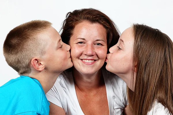 Gemelos besando madre — Foto de Stock