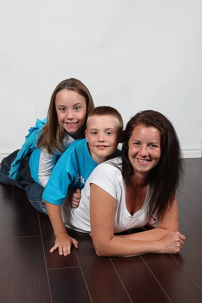 Mother and twins lying on floor — Stock Photo, Image