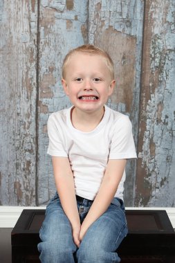 kleine jongen poseren voor de camera
