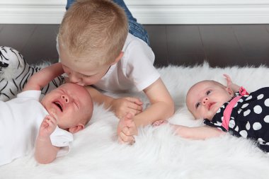 Küçük çocuk öpüşme bebek