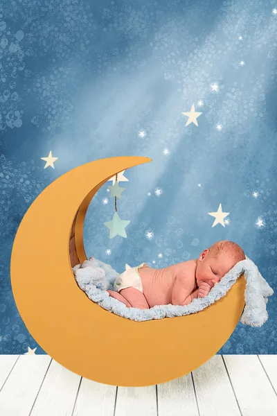 Bambino in puntello luna — Foto Stock