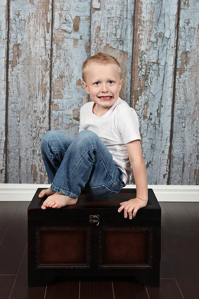 Kleine jongen poseren voor de camera — Stockfoto