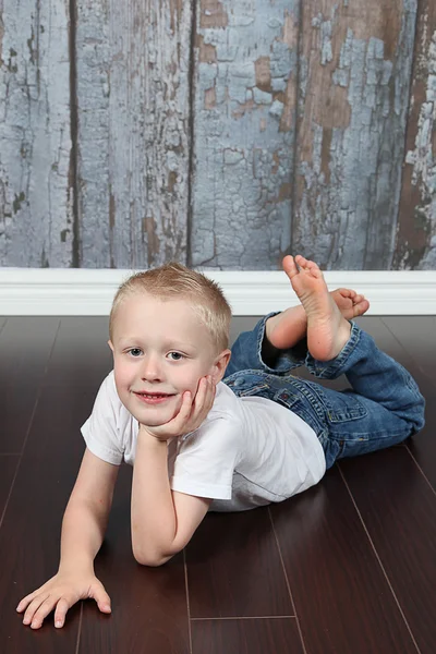 Liten pojke liggande på golvet — Stockfoto