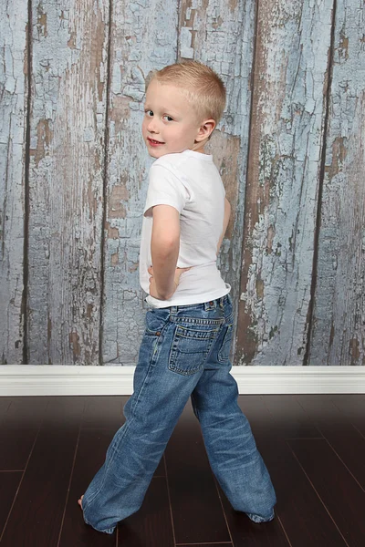 Menino posando em estúdio — Fotografia de Stock