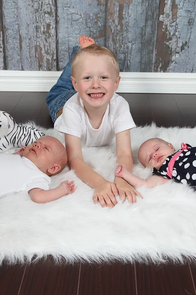 Tres niños en el estudio —  Fotos de Stock