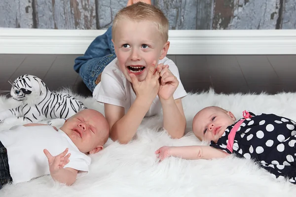 Drie kinderen in Studio — Stockfoto