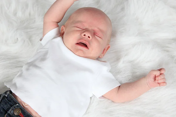 Малыш спит с поднятыми руками — стоковое фото