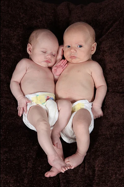 Newborn brother and Sister lying on brown blanket — Stock Photo, Image