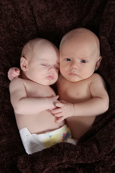 Novorozené bratr a sestra leží na hnědou dekou — Stock fotografie