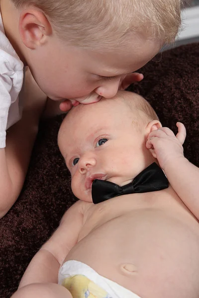 Poco de niño y bebé con corbata de moño — Foto de Stock