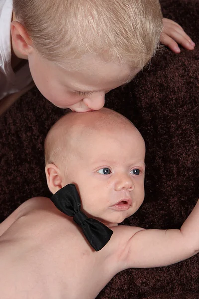 Küçük çocuk ve bebek papyon ile — Stok fotoğraf