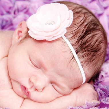 Yeni doğan kız mor battaniye uyku