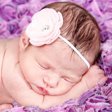 Yeni doğan kız mor battaniye uyku