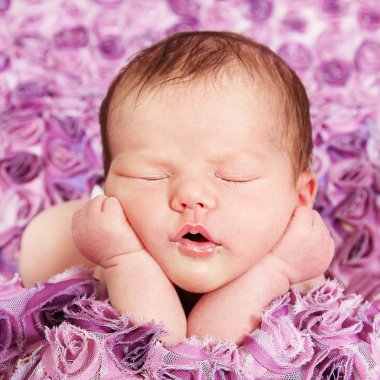 Yeni doğan kız mor battaniye uyku