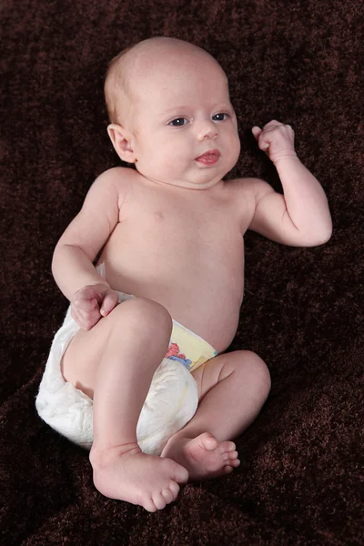 生まれたばかりの赤ちゃんの茶色の毛布の上に横たわる — ストック写真