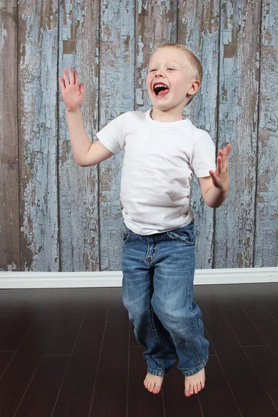 Little Boy Saltando em estúdio — Fotografia de Stock