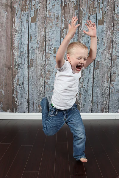 Little Boy Saltando em estúdio — Fotografia de Stock