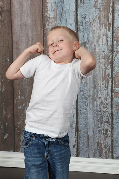 Liten pojke hoppar i studio — Stockfoto