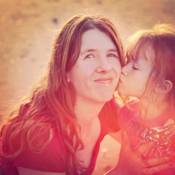 Mãe e filho beijando — Fotografia de Stock