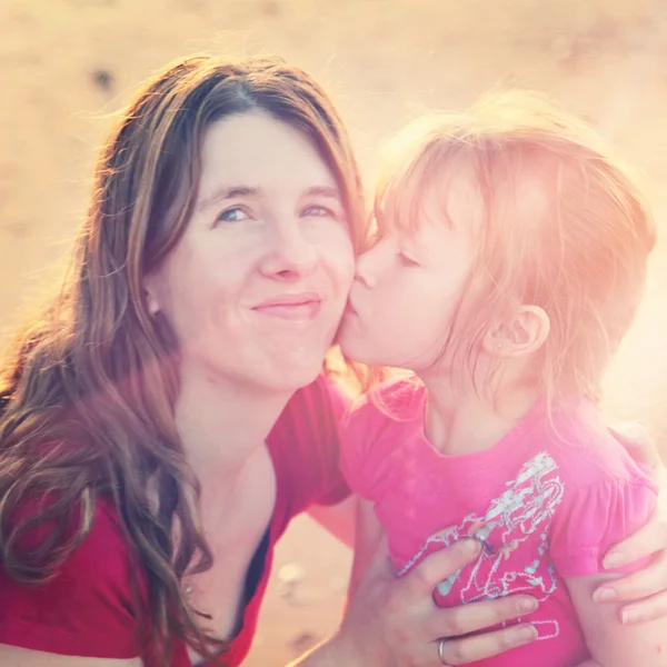 Mãe e filho beijando — Fotografia de Stock