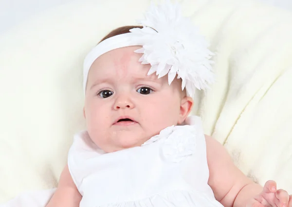 Bebé niña en vestido blanco — Foto de Stock