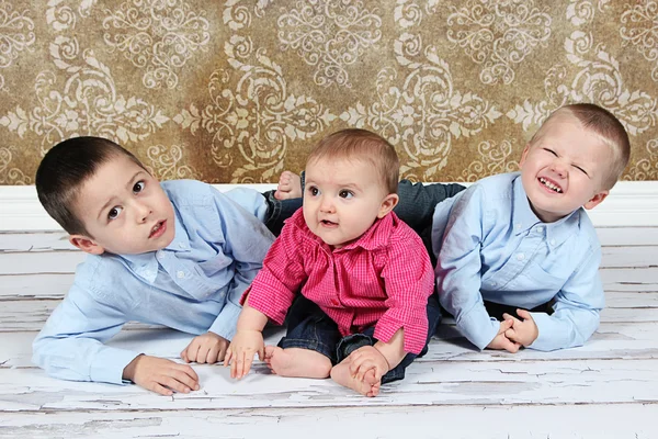 Trois enfants posant dans Studio — Photo